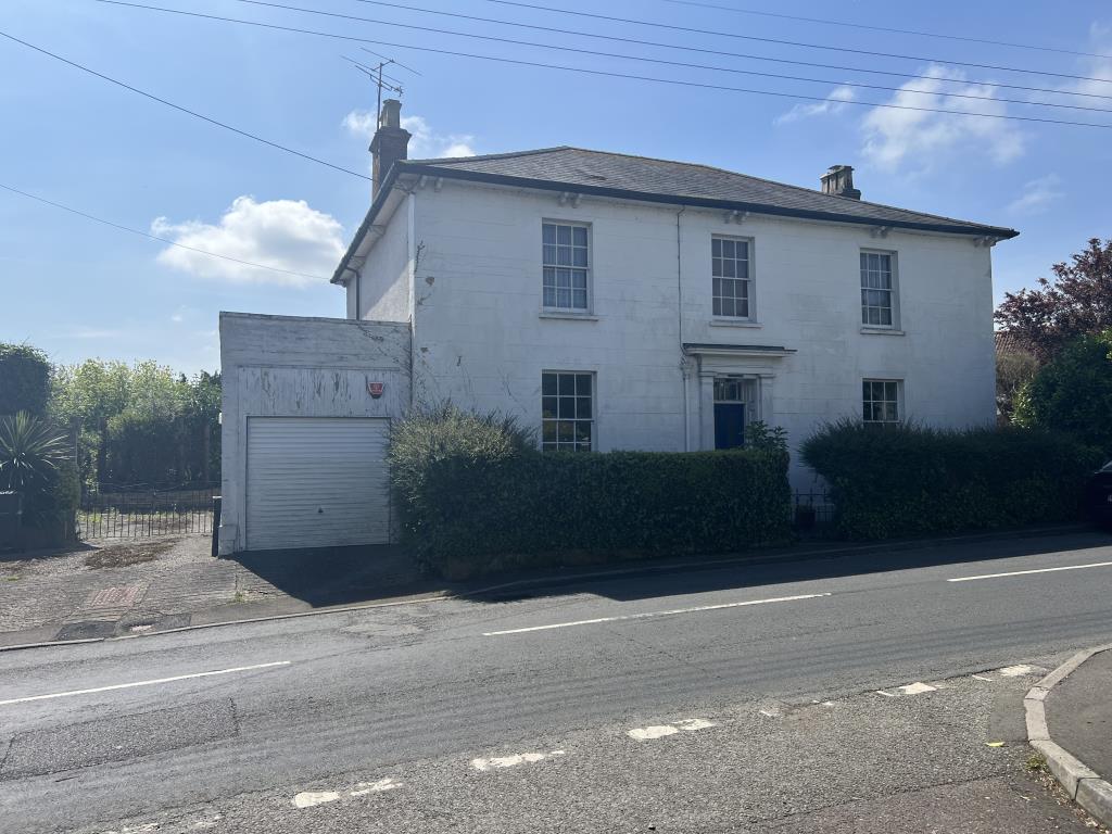 Lot: 98 - DETACHED CHARACTER PROPERTY FOR UPDATING WITH LARGE GARDEN & DEVELOPMENT POTENTIAL - General view of the front of Chatham House